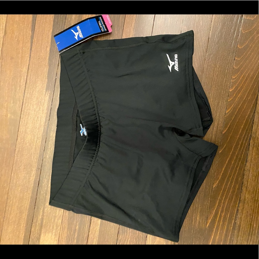 Mizuno Women’s volleyball shorts NWT